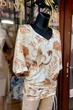 Elegáns alklami beige színű női tunika, felső, fehér alapon aranybarna mintás