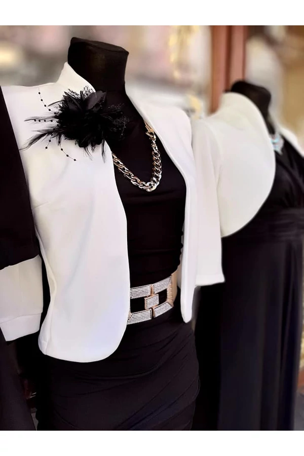 Fehér színű, hosszított alkalmi, elegáns női boleró, blézer