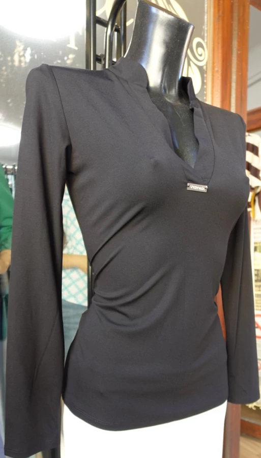 Fekete karcsúsított alakra simuló női elegáns alkami felső, hosszú ujjú, inkg nyakú, magyar