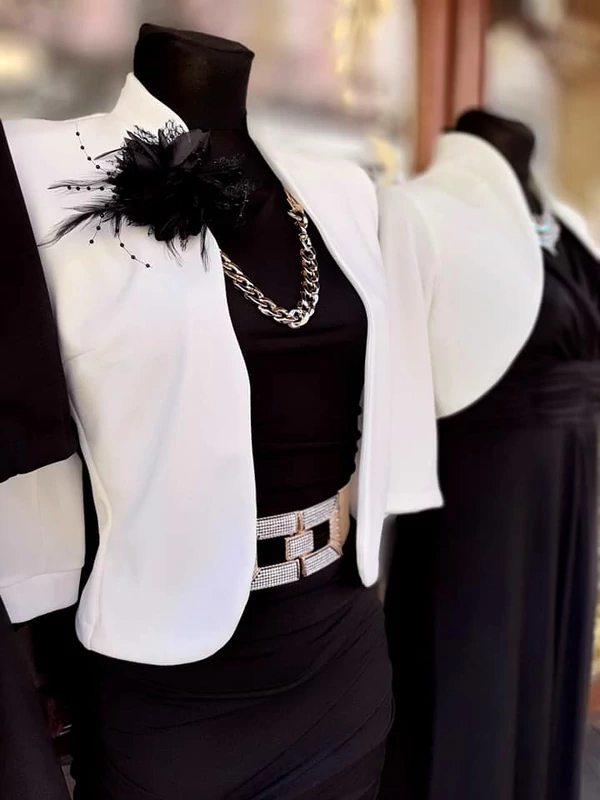 Fehér színű, hosszított alkalmi, elegáns női boleró, blézer