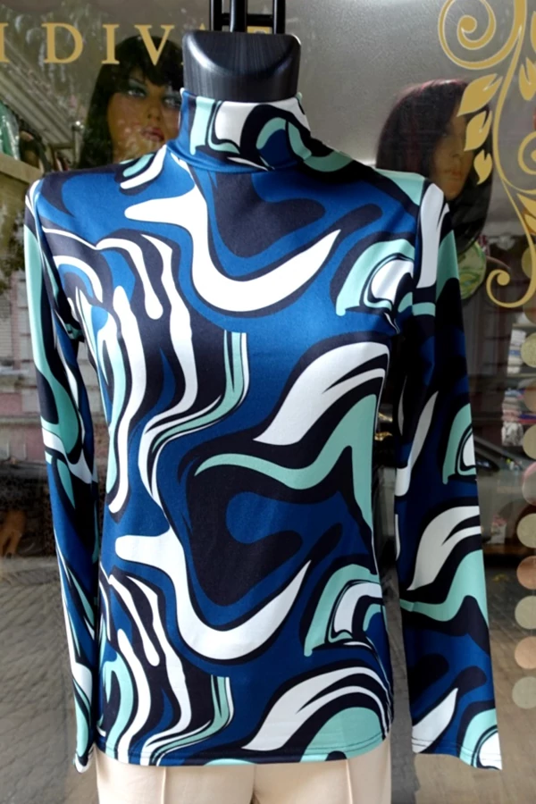 Garbós nyakú női elegáns kék és zöld színű felső Garbós nyakú női elegáns kék és zöld színű felső